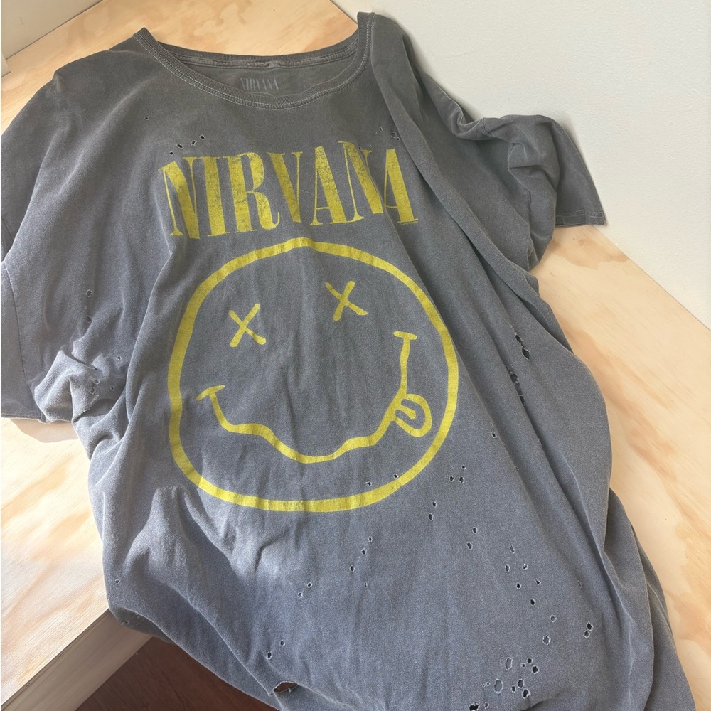 Vintage NIRVANA Gray Tee with Iconic Graphic